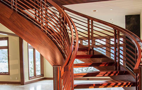 Točité schodiště jako dominantní prvek interiéru.